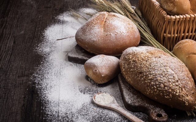 Fondo mesa con harina y pan